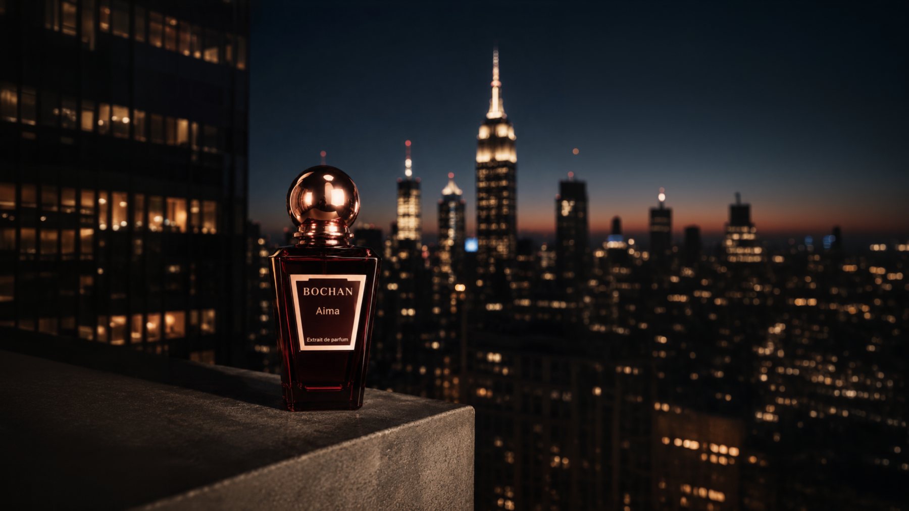 BOCHAN Aima: Flakon vor der Skyline von New York bei Nacht