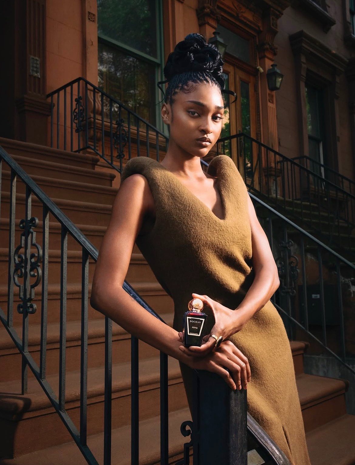 BOCHAN-Kampagne: Model auf der Treppe eines Brownstones in Harlem