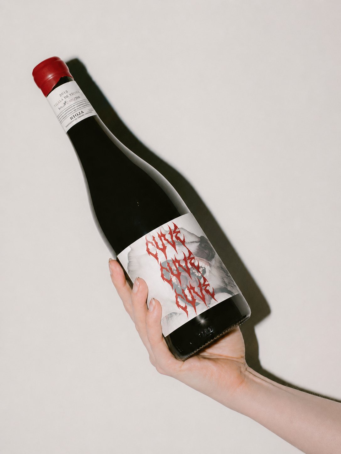 Clara Cuvée: Flasche in der Hand