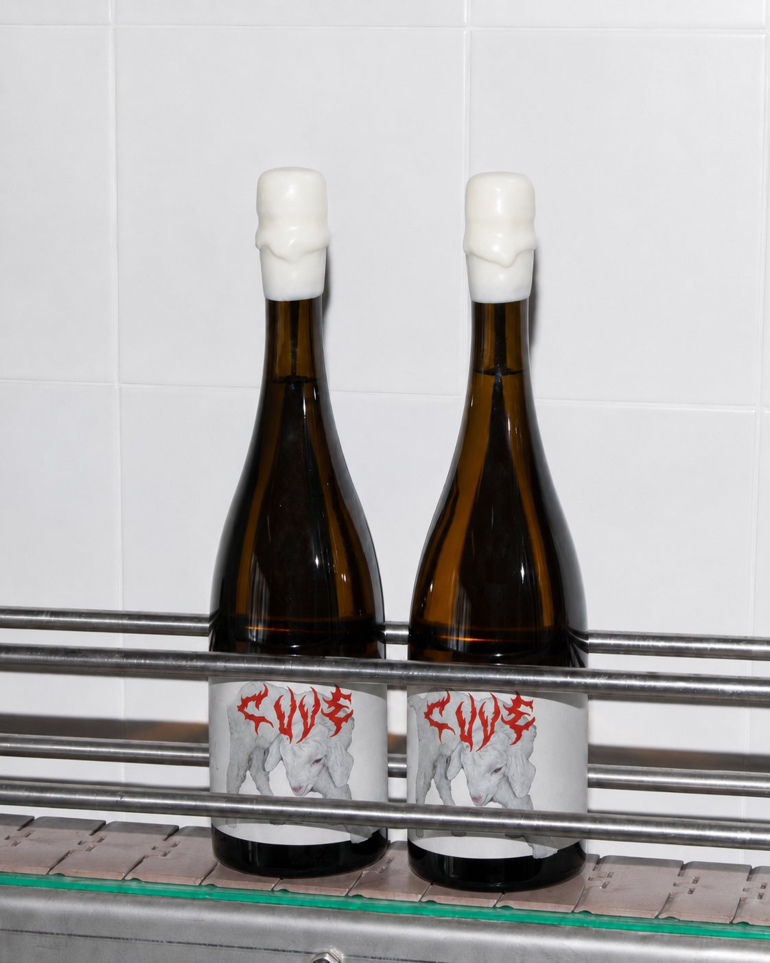 Clara Cuvée: Flaschen an der Abfüllanlage