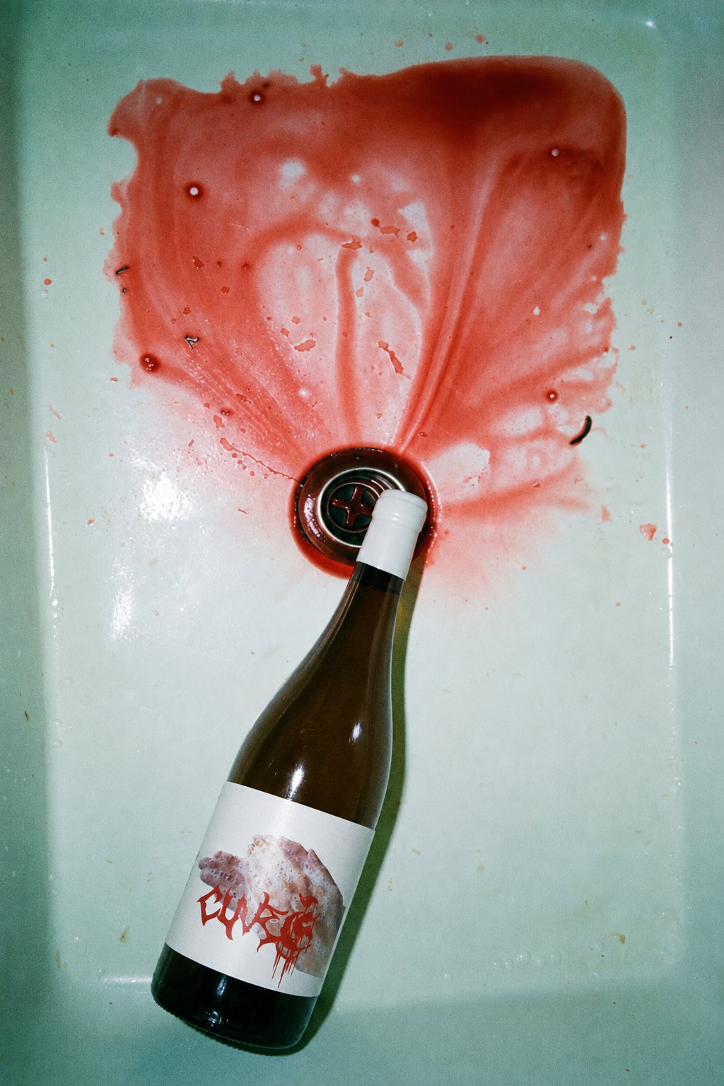 Clara Cuvée: Wein im Spülbecken verschüttet