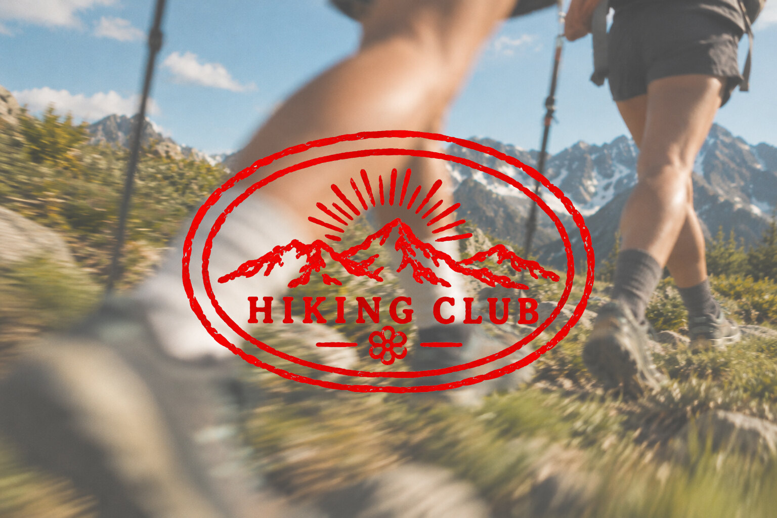 HIKING CLUB: rotes Stempel-Logo über zwei Wandernden mit Trekkingstöcken in den Bergen