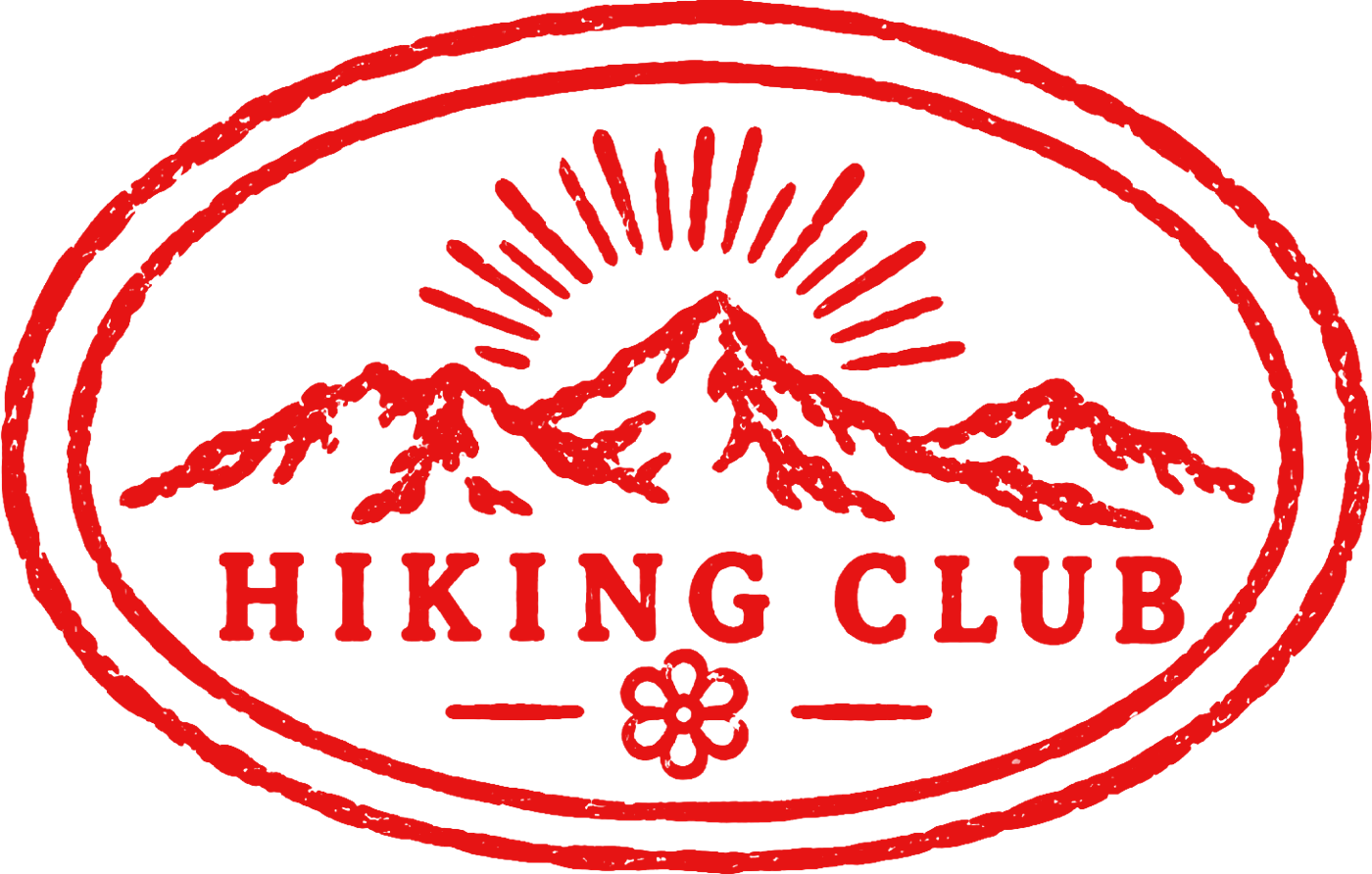 HIKING CLUB Logo: rotes Stempel-Logo mit Bergen, aufgehender Sonne und Blume
