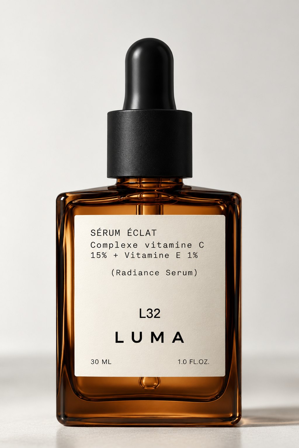LUMA Radiance Serum L32: Bernsteinglasflasche mit Pipette und cremefarbenem Etikett