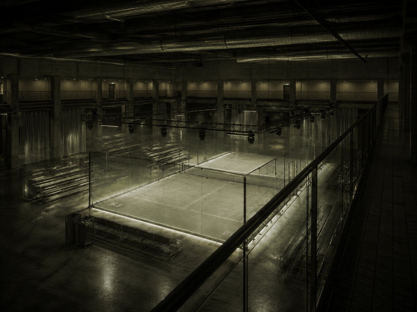 Padel Court: der Court von der Galerie aus, Tribünen und Lichttraverse