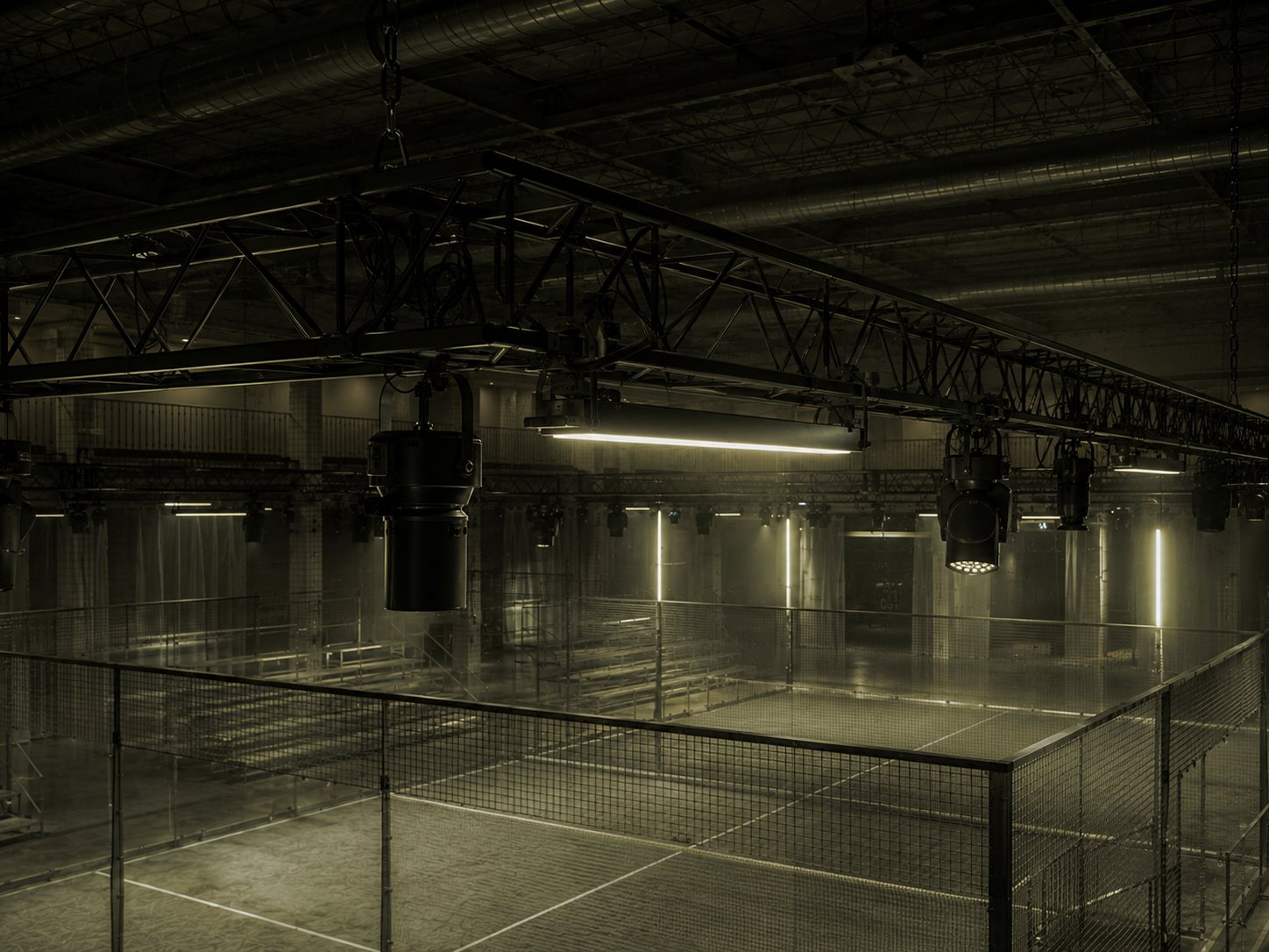 Padel Court: Lichttraverse mit Scheinwerfern über dem Court