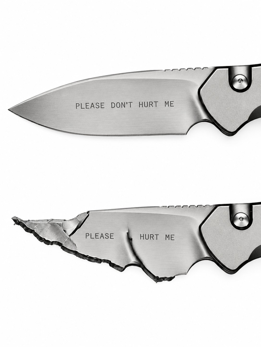 Please Don't Hurt Me Motiv: intaktes graviertes Messer über einem gebrochenen Messer